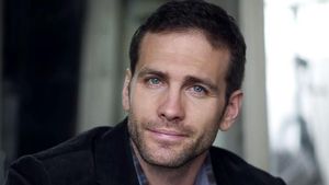 Potret Stuntman Tampan James Bond yang Bikin Netizen Gagal Fokus
