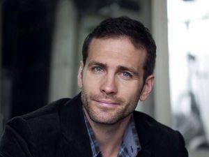 Potret Stuntman Tampan James Bond yang Bikin Netizen Gagal Fokus