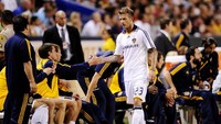 Dalam laga persahabatan antara LA Galaxy vs AC Milan, David Beckham sempat terpancing emosi akibat diejek fans. Ia mendekati fans dan nyaris melompati papan iklan untuk mengejarnya, Si suporter kemudian diamankan petugas di lapangan. (Foto: Kevork Djansezian/Getty Images)