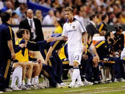Dalam laga persahabatan antara LA Galaxy vs AC Milan, David Beckham sempat terpancing emosi akibat diejek fans. Ia mendekati fans dan nyaris melompati papan iklan untuk mengejarnya, Si suporter kemudian diamankan petugas di lapangan. (Foto: Kevork Djansezian/Getty Images)