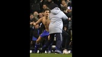 Frank Lampard sempat diserang fans Tottenham Hotspur di Stamford Bridge pada 2007. Keributan pun pecah di lapangan. (Foto: Screenshot Youtube/m0097)