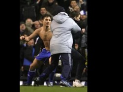 Frank Lampard sempat diserang fans Tottenham Hotspur di Stamford Bridge pada 2007. Keributan pun pecah di lapangan. (Foto: Screenshot Youtube/m0097)