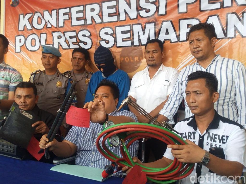 Polisi Ringkus Komplotan Pembobol ATM di Ungaran Semarang Polisi Ringkus Komplotan Pembobol ATM di Ungaran Semarang