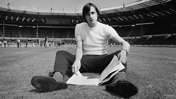 Dutch footballer Johan Cruyff (1947 - 2016) of Dutch team Ajax Amsterdam, in Wembley Stadium, London, UK, 1st June 1971.  (Photo by R. Powell/Daily Express/Getty Images)