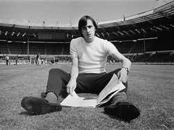 Legenda Belanda, Johan Cruyff, juga nekat menyebang ke Feyenoord usai tak diberi kontrak baru oleh Ajax Amsterdam pada musim 1983/1984. Tak sia-sia, Cruyff memberi Ajax pelajaran, dengan membawa Feyenoord juara Eredivisie di musim pertamanya. (Foto: R. Powell/Daily Express/Getty Images)