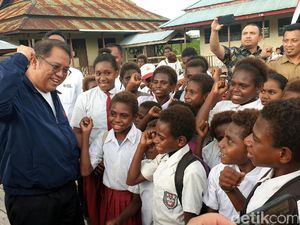 Gaya Rudiantara Saat Ngevlog Bareng Anak SD di Poumako Gaya Rudiantara Saat Ngevlog Bareng Anak SD di Poumako