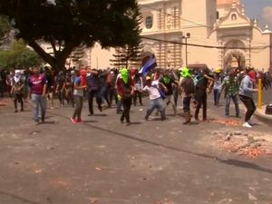 Batu-batu Beterbangan dalam Aksi Protes Presiden Honduras