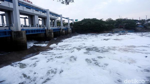 Duh! Air Kali di BKT Marunda Kembali Berbusa