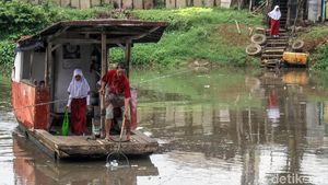 Potret Nahkoda Perahu Eretan dari Banjir Kanal Barat
