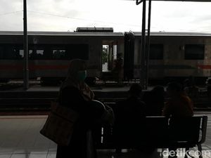 Jalur KA yang Terendam Banjir di Pasuruan Sudah Bisa Dilewati Jalur KA yang Terendam Banjir di Pasuruan Sudah Bisa Dilewati
