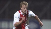 Bicara penyerang top era sebelum milenium, Dennis Bergkamp jelas patut disebut. Pemain yang dikenal dengan fobia terbang ini punya kemampuan teknik mumpuni. Salah satunya ia tunjukkan saat mencetak gol ke gawang Newcastle pada Maret 2002, setelah lebih dulu melewati Nikos Dabizas dengan sontekan kaki luar. (Foto: Shaun Botterill/Getty Images)