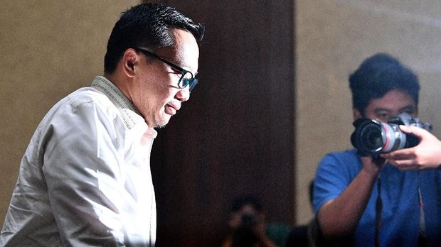 Menpora Imam Nahrawi (kiri) saat akan bersaksi dalam sidang kasus dugaan suap dana hibah KONI dengan terdakwa Sekjen KONI Ending Fuad Hamidy di Pengadilan Tipikor, Jakarta, Senin (29/4).