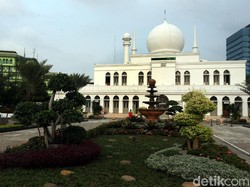 Video Masjid Al Azhar Kembali Gelar Salat Jumat