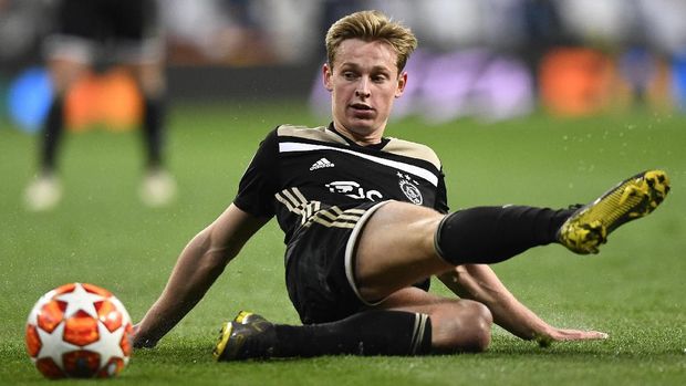 Frenkie de Jong jadi salah satu kekuatan Ajax Amsterdam di musim lalu.
