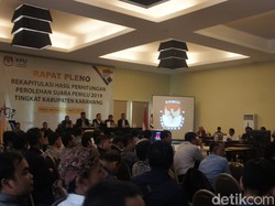 Doakan KPPS yang Meninggal, Rapat Pleno KPU Karawang Berlangsung Haru