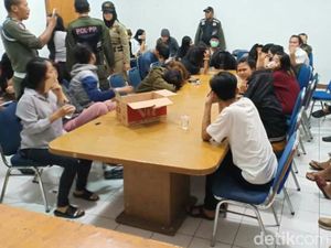 24 Pasangan Mesum Diciduk Satpol PP Karawang 24 Pasangan Mesum Diciduk Satpol PP Karawang