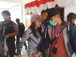 Bupati Talaud Dibawa Penyidik KPK ke Jakarta Bupati Talaud Dibawa Penyidik KPK ke Jakarta