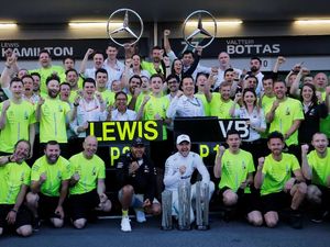 Mercedes: Hamilton-Bottas Boleh Sengit di Lintasan, tapi Harus Jaga Respek