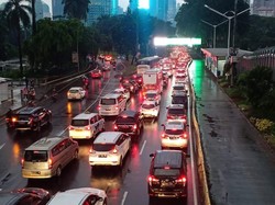 Kondisi Lalin Usai Hujan, Perempatan Kuningan-Semanggi Padat Merayap