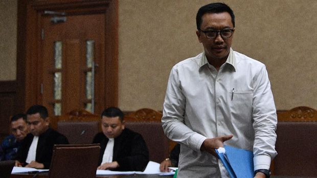 Imam Nahrawi resmi menjadi tersangka kasus suap pemberian dana hibah KONI.