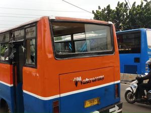 Polisi Kejar Sopir Metro Mini yang Tabrak Separator di Mampang Polisi Kejar Sopir Metro Mini yang Tabrak Separator di Mampang