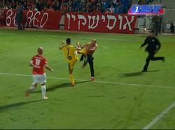 Pemain Maccabi Tel Aviv Eran Zahavi diserang suporter Hapoel Tel Aviv pada laga derby Tel Aviv tahun 2014. Sang suporter masuk dan menantang Zahavi berkelahi. Tak lama, petugas masuk dan mengamankan si suporter. (Foto: Screenshot Youtube/ONE)