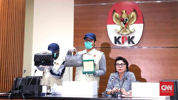 KPK menunjukkan barang bukti kasus suap kasus Bupati Talaud.