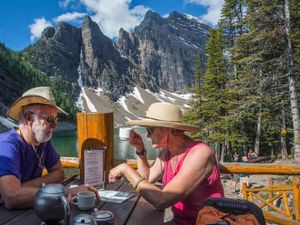 Keren! Ada Kedai Teh di Puncak Gunung Ini