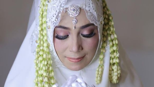 Foto: Lama Tak Terdengar, Inka Christie Kini Hijrah dan Berhijab Syari