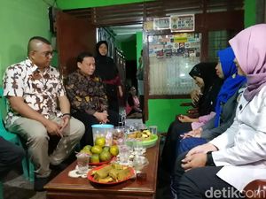 Ketua Bawaslu Beri Santunan ke Keluarga Panwas yang Meninggal Kawal Pemilu Ketua Bawaslu Beri Santunan ke Keluarga Panwas yang Meninggal Kawal Pemilu