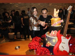 Nia Ramadhani Hadirkan Iwa K dan Slank di Kejutan Ultah Ardi Bakrie Nia Ramadhani Hadirkan Iwa K dan Slank di Kejutan Ultah Ardi Bakrie