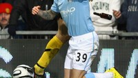 Craig Bellamy, mantan striker Manchester City, sempat terlibat keributan dengan suporter Manchester United pada laga derby Manchester. Striker yang dikenal cukup temperamental itu disebut sempat menghajar suporter lawan. (Foto: Alex Livesey/Getty Images)