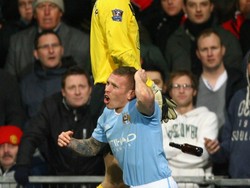 Craig Bellamy, mantan striker Manchester City, sempat terlibat keributan dengan suporter Manchester United pada laga derby Manchester. Striker yang dikenal cukup temperamental itu disebut sempat menghajar suporter lawan. (Foto: Alex Livesey/Getty Images)