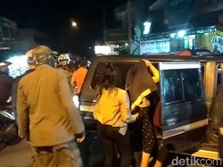 Asyik Tunggu Tamu, PSK Tretes Kelabakan Saat Satpol PP Lakukan Razia