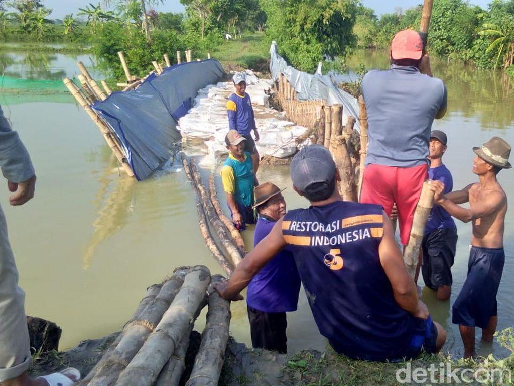 Tanggul Anak Sungai Bengawan Solo Jebol, Petambak Rugi Ratusan Juta Tanggul Anak Sungai Bengawan Solo Jebol, Petambak Rugi Ratusan Juta