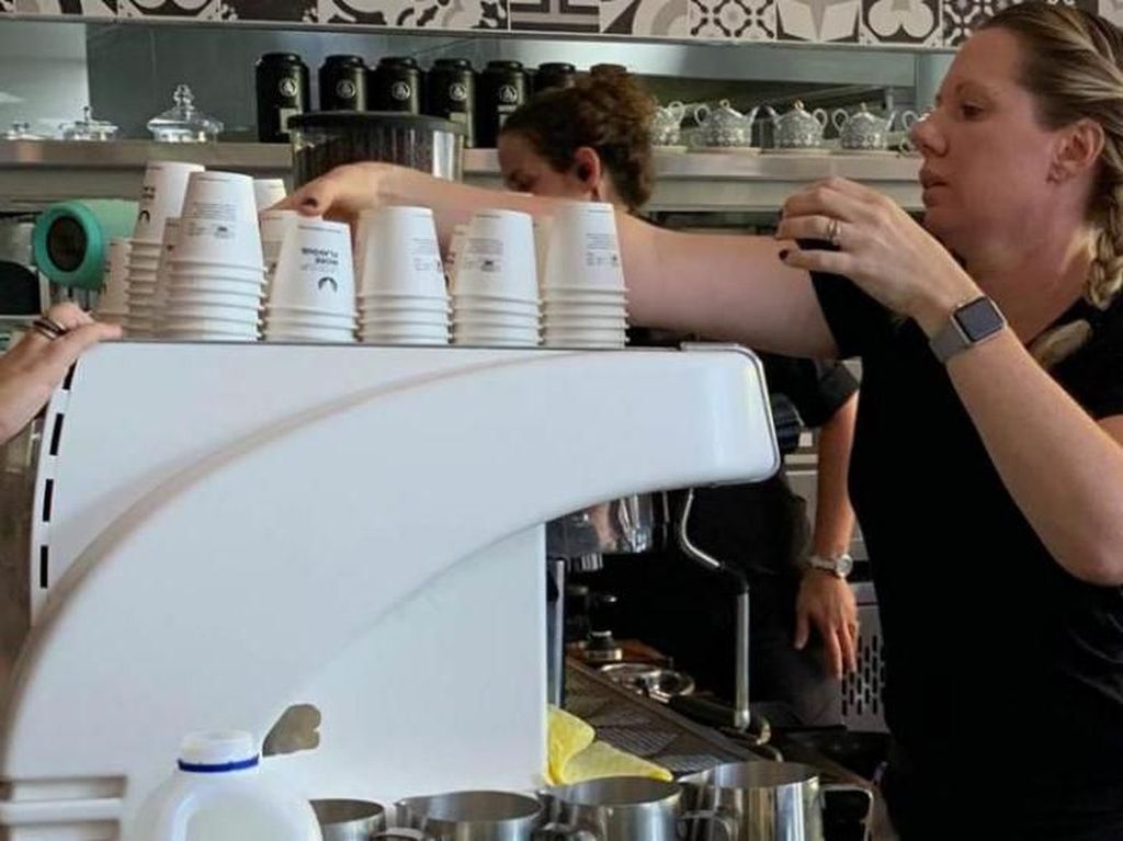 Cetak Rekor Dunia, Barista Ini Racik 420 Cangkir Cappuccino Dalam Sejam Cetak Rekor Dunia, Barista Ini Racik 420 Cangkir Cappuccino Dalam Sejam