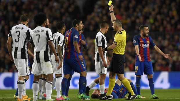 Dutch referee Bjorn Kuipers (2R) shows a yellow card to Barcelona's Brazilian forward Neymar (C) as Barcelona's Uruguayan forward Luis Suarez (3L) protests during the UEFA Champions League quarter-final second leg football match FC Barcelona vs Juventus at the Camp Nou stadium in Barcelona on April 19, 2017. (Photo by LLUIS GENE / AFP)