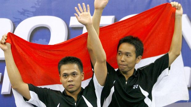 Markis Kido/Hendra Setiawan Indonesia's men's doubles pair of Markis Kido (L) and Hendra Setiawan acknowledge the crowd on the winners' podium after defeating South Korea's Jung Jae-Sung and Lee Yong-Dae in their final at the World Badminton Championships in Kuala Lumpur, 19 August 2007. The Indonesian pair won 21-19, 21-19. AFP PHOTO/TENGKU BAHAR (Photo by TENGKU BAHAR / AFP)