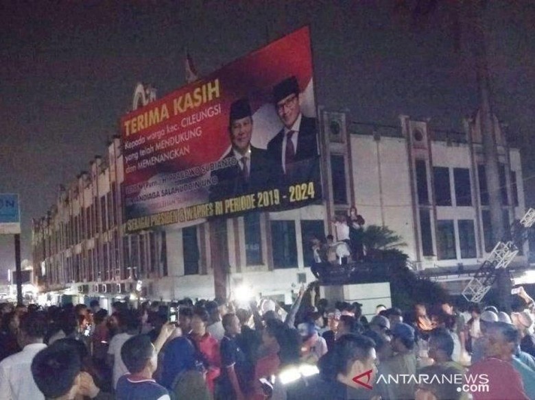 Penurunan Baliho Klaim Kemenangan Prabowo-Sandi di Bogor Ditolak Massa