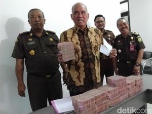 Terdakwa Korupsi Mading Kendal Kembalikan Uang Rp 4,4 M Terdakwa Korupsi Mading Kendal Kembalikan Uang Rp 4,4 M
