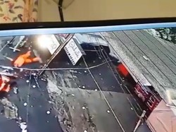 Sebuah Mobil Nyelonong Lalu Tabrak 2 Petugas PPSU di Radio Dalam