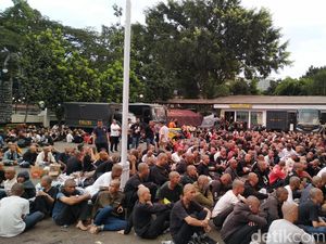 Misteri Massa Berpakaian Hitam Susupi Demo Buruh di 3 Kota Misteri Massa Berpakaian Hitam Susupi Demo Buruh di 3 Kota
