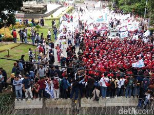 Sempat Terhadang, Massa Buruh Lewati Bundaran HI Menuju Istana
