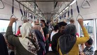 Libur Hari Buruh, Warga Padati MRT Jakarta