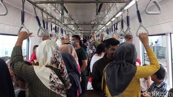Libur Hari Buruh, Warga Padati MRT Jakarta