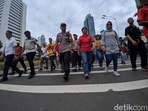Barikade Dibuka, Massa Buruh Akhirnya Lewati Bundaran HI ke Istana Barikade Dibuka, Massa Buruh Akhirnya Lewati Bundaran HI ke Istana