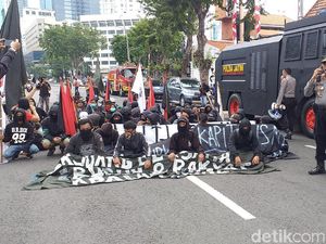 Polri Usut Massa Berpakaian Hitam yang Susupi Aksi Hari Buruh Polri Usut Massa Berpakaian Hitam yang Susupi Aksi Hari Buruh
