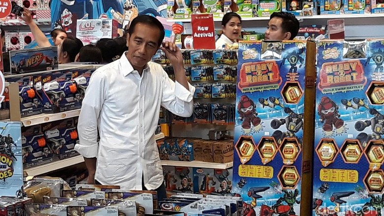 Saat Libur Hari Buruh, Jokowi Sekeluarga ke Mal Tanpa Kaesang Saat Libur Hari Buruh, Jokowi Sekeluarga ke Mal Tanpa Kaesang