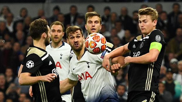 Matthijs de Ligt merupakan kapten Ajax.