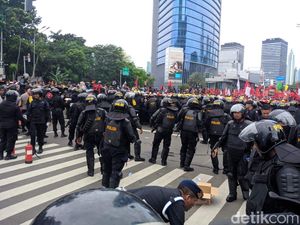 Massa Buruh Tak Bisa Lewati Bundaran HI, Dorong-dorongan dengan Polisi Massa Buruh Tak Bisa Lewati Bundaran HI, Dorong-dorongan dengan Polisi